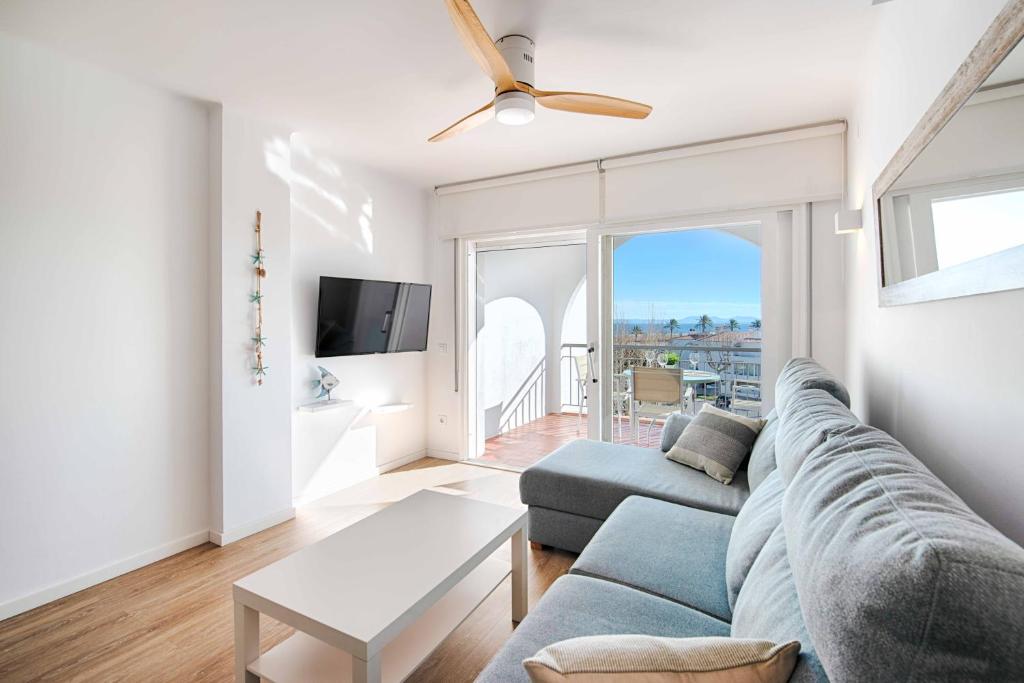 TV a/nebo společenská místnost v ubytování Estudio moderno con terraza y vistas al Mar