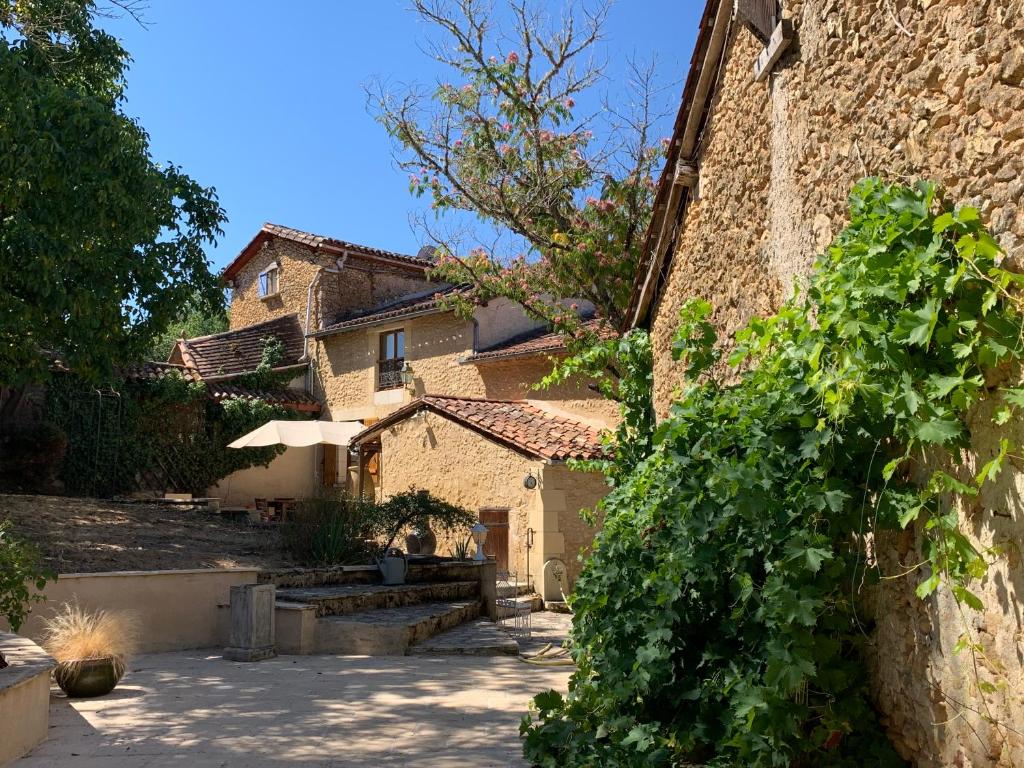 une cour d'une maison avec un bâtiment dans l'établissement Wisteria House, à Douzillac