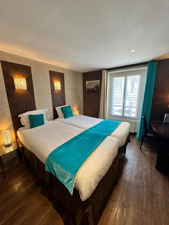 Cette chambre comprend un grand lit et une fenêtre. dans l'établissement Hotel Pax Opera, à Paris
