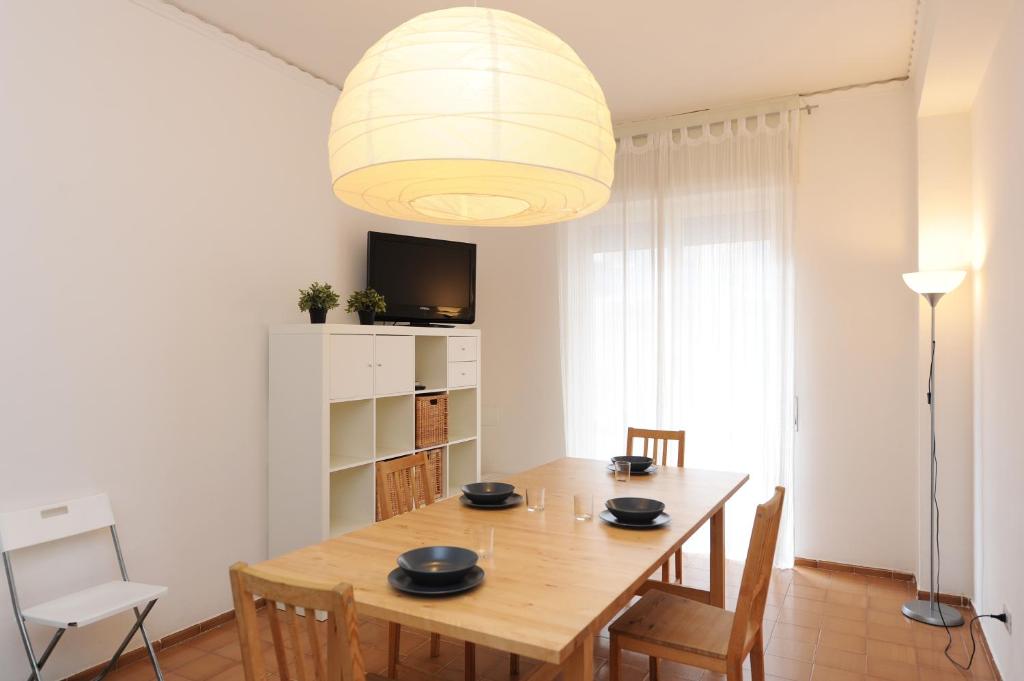 een eetkamer met een houten tafel en stoelen bij Tizi Apartments Porto in Maiori