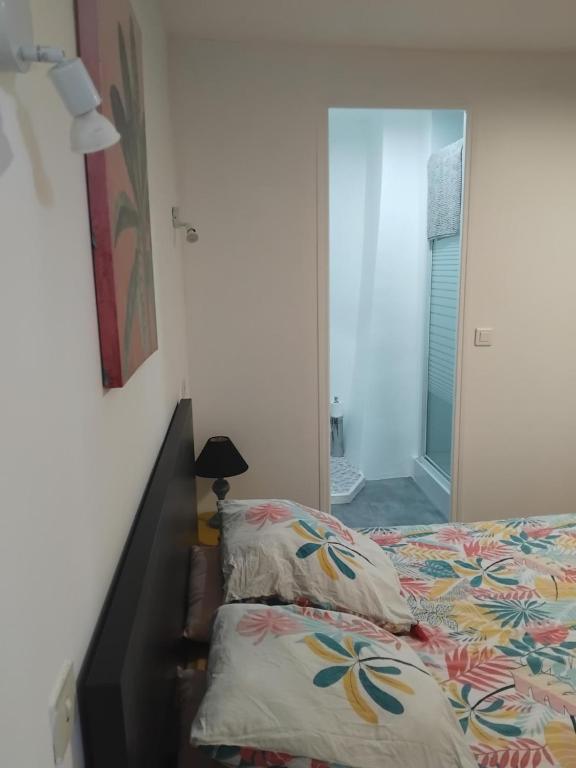 Postel nebo postele na pokoji v ubytování l'univers, vous et nous