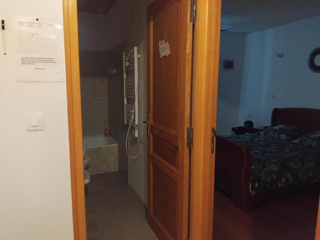 Postel nebo postele na pokoji v ubytování l'univers, vous et nous