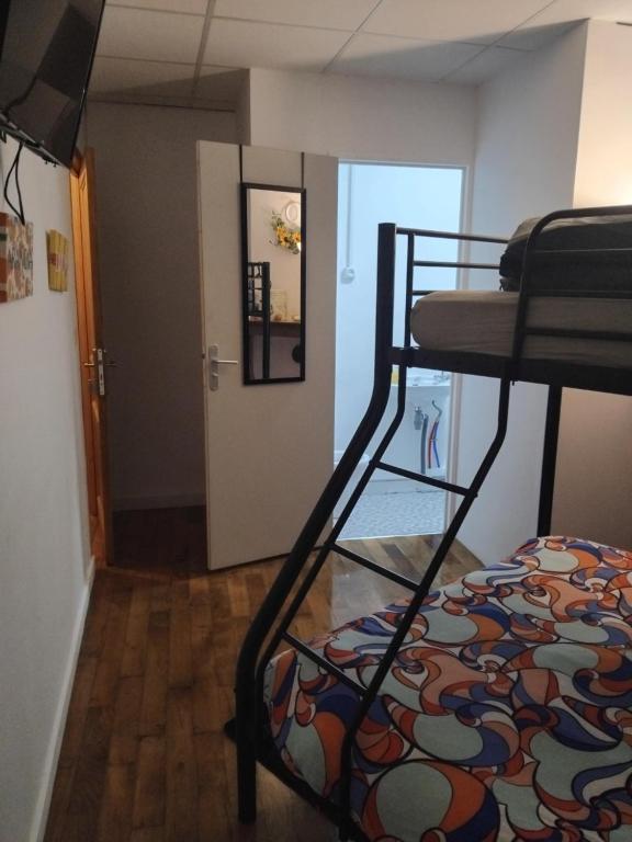 Postel nebo postele na pokoji v ubytování l'univers, vous et nous