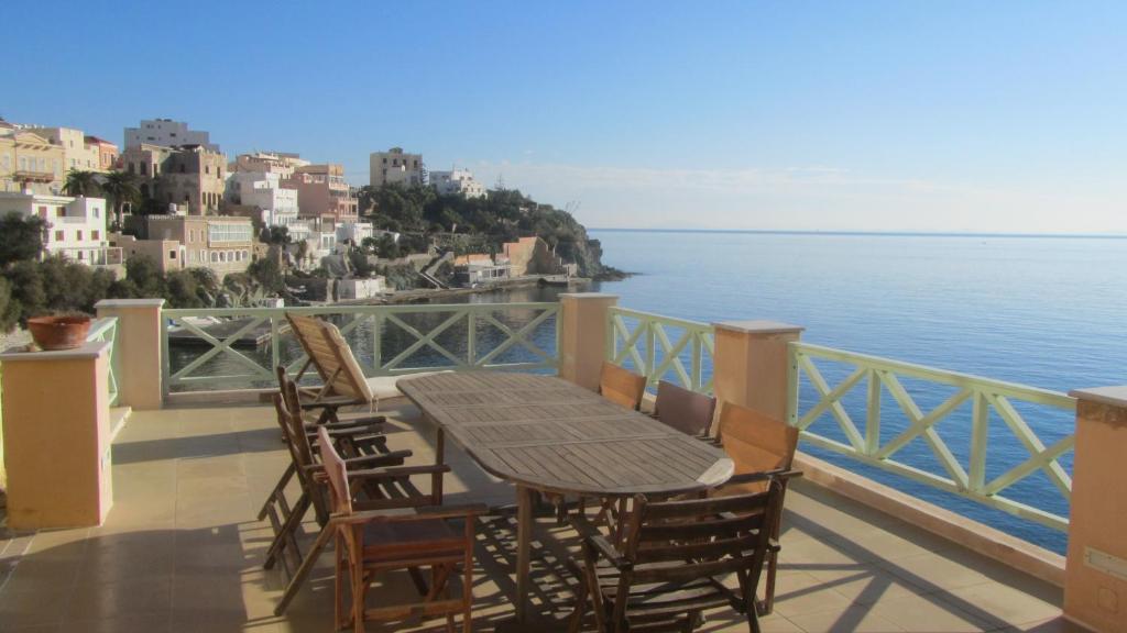 Balkón nebo terasa v ubytování Apollonos Seafront Apartment
