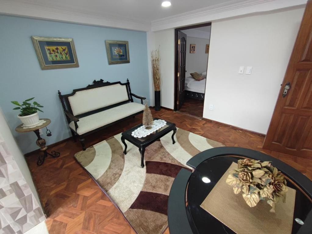 ein Wohnzimmer mit Sofa und Tisch in der Unterkunft La culta elegante in Sucre