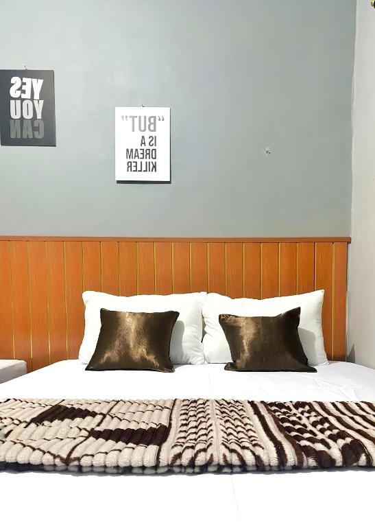 Postel nebo postele na pokoji v ubytování Jogja Day Inn
