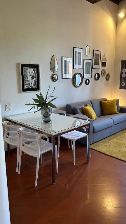 A seating area at Discovering Florence