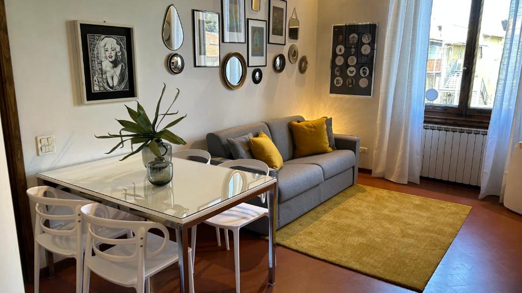 A seating area at Discovering Florence