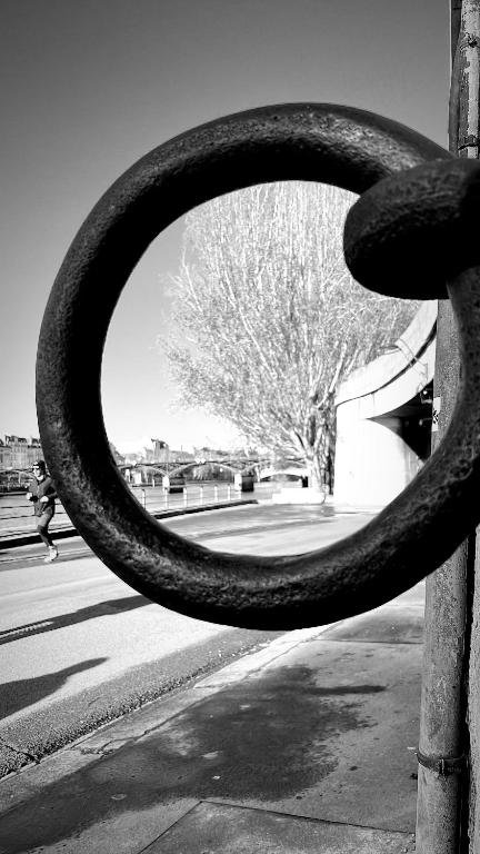 une grande chaîne métallique suspendue à un poteau dans l'établissement Romantique Appartement 10 min from Paris, à Vitry-sur-Seine