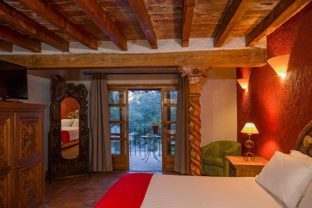 Postel nebo postele na pokoji v ubytování Atotonilco Hotel & Club