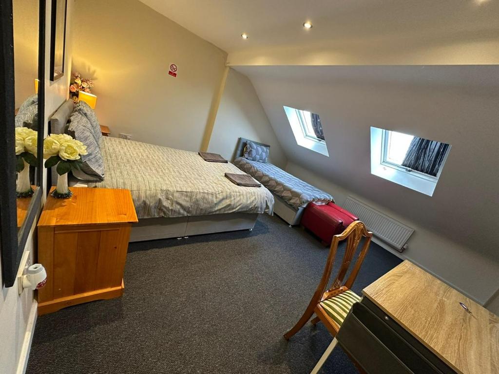 Postel nebo postele na pokoji v ubytování Luton Town House Near AIRPORT