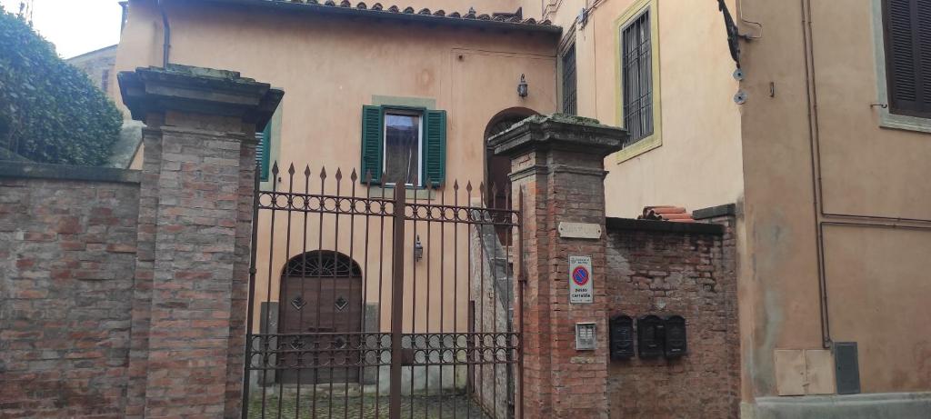 un edificio con cancello e recinzione di La Torretta di Sutri a Sutri