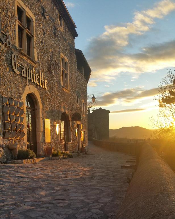 Východ nebo západ slunce při pohledu z hotelu nebo okolí