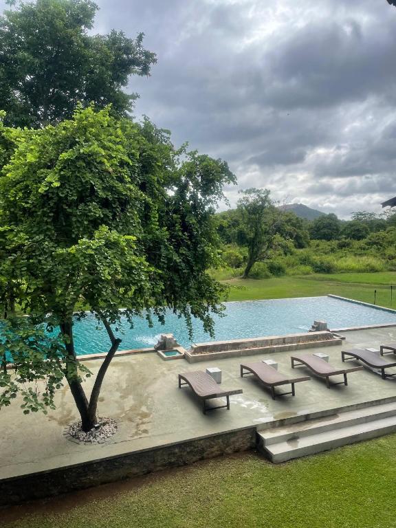 Bazén v ubytování Ehalagala Lake Resort nebo v jeho okolí