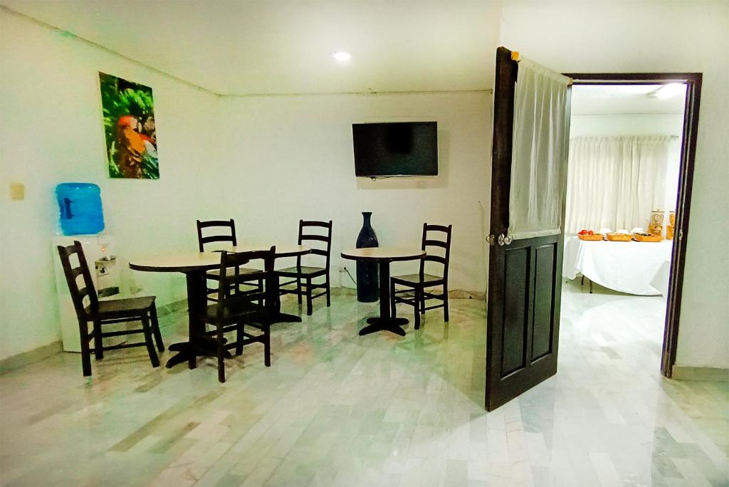 TV a/nebo společenská místnost v ubytování Hotel Imperial Laguna Faranda Cancún