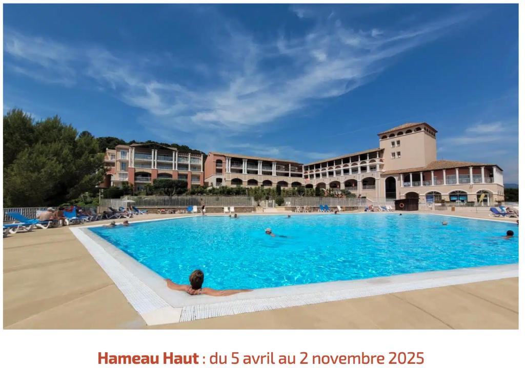Bazén v ubytovaní Appartement Cap Esterel 4/5 personnes alebo v jeho blízkosti