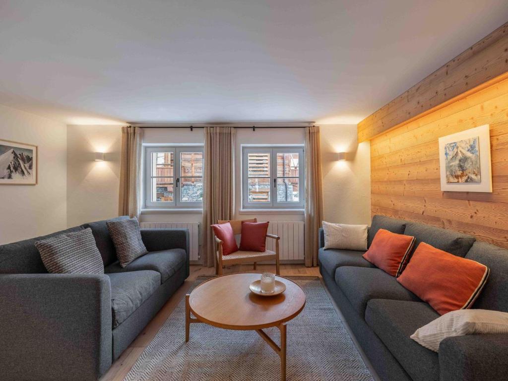 un salon avec deux canapés et une table dans l'établissement Chalet moderne 4 ch, proche pistes & commerces, animaux admis, WiFi - FR-1-566-75, à Les Allues