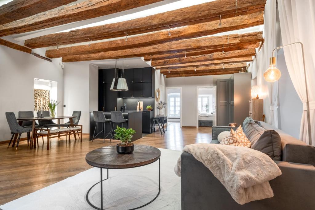 タリンにあるModern charm in old townのソファとテーブルのあるリビングルーム