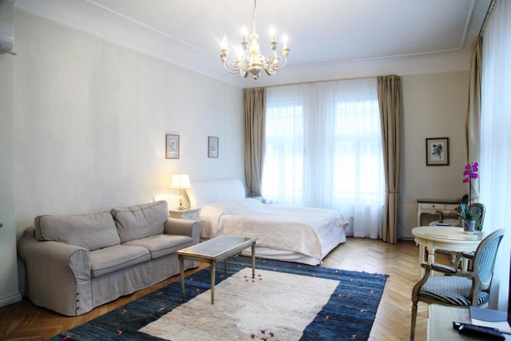 een woonkamer met een bed en een bank bij Apartments - Laipu in Rīga