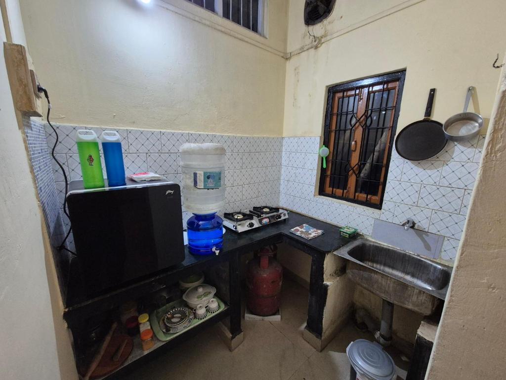 Kuchyň nebo kuchyňský kout v ubytování Reeha'r Aashray - 'A 1BHK personal home'