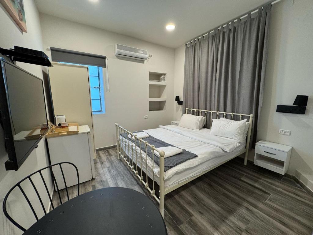Ένα ή περισσότερα κρεβάτια σε δωμάτιο στο City Stay Tiberias - סיטי סטיי טבריה
