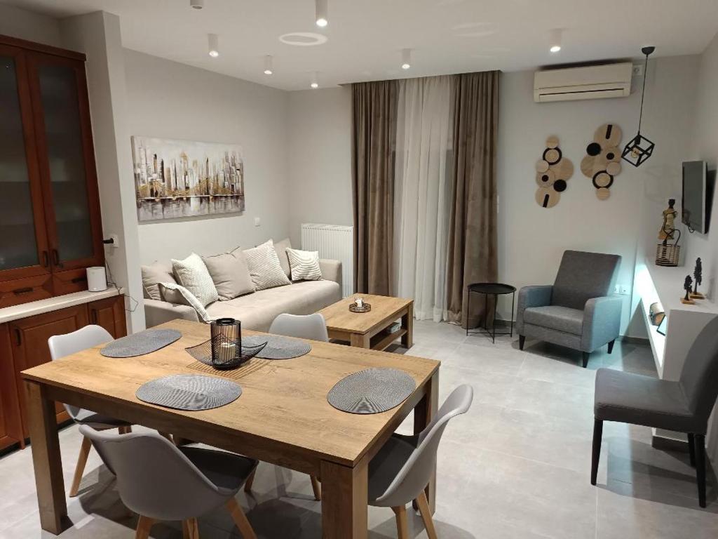 een woonkamer met een tafel en een bank bij Retro in Tríkala