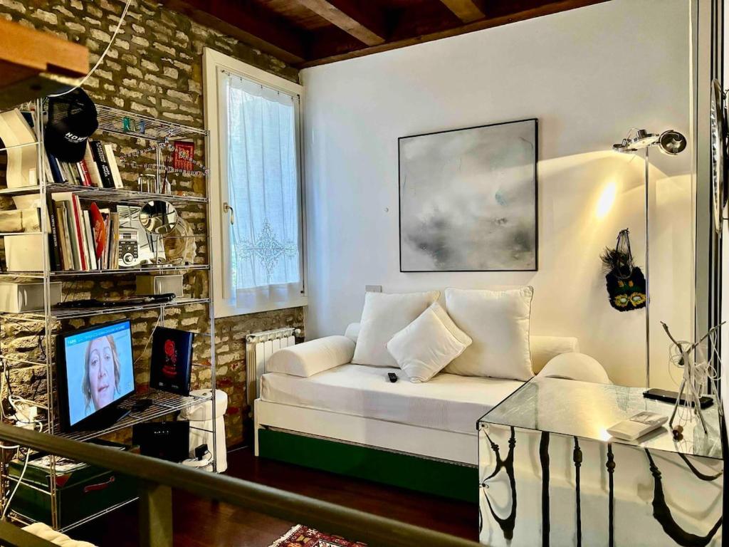 ヴェネツィアにあるIndipendent house in Veniceの白いソファと窓のあるリビングルーム