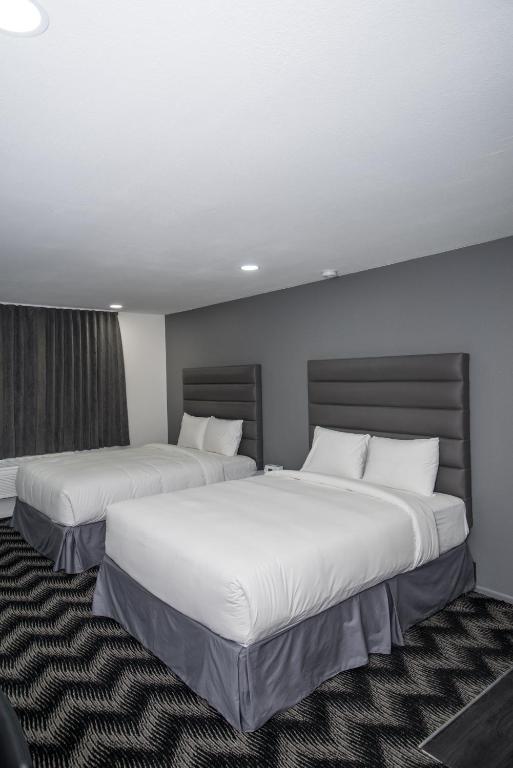 Postel nebo postele na pokoji v ubytování Siegel Select LV Strip-Convention Center