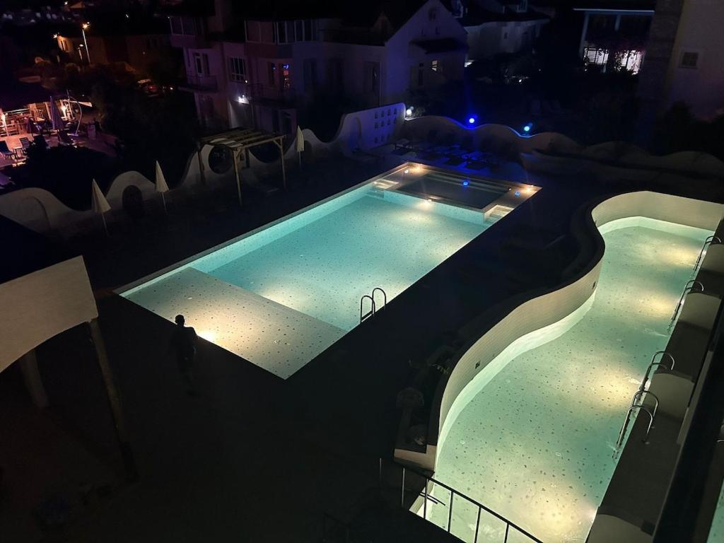 una vista dall'alto di una piscina di notte di Suites with private pools a Oludeniz