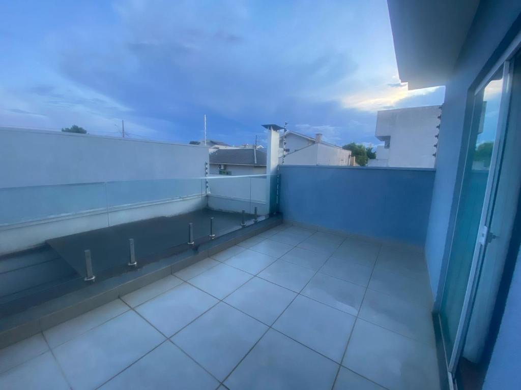 a view of a balcony of a building at Quarto em sobrado tranquilo, moderno e completo in Campo Mourão