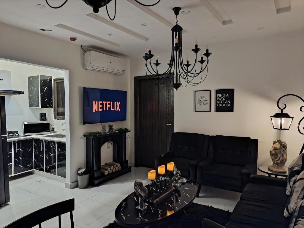 TV a/nebo společenská místnost v ubytování Luxury 1BHK with Balcony & Stunning City Views