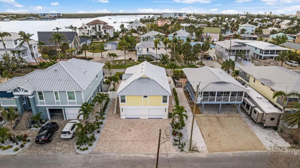 una vista aerea delle case in un resort di Beach Life! Two Heated Pools, Sleeps 19 - FMB - Sweet Summer - Roelens a Fort Myers Beach