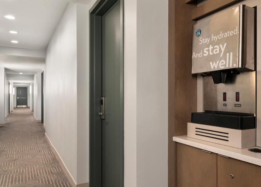 Kuchyň nebo kuchyňský kout v ubytování EVEN Hotel Brooklyn by IHG