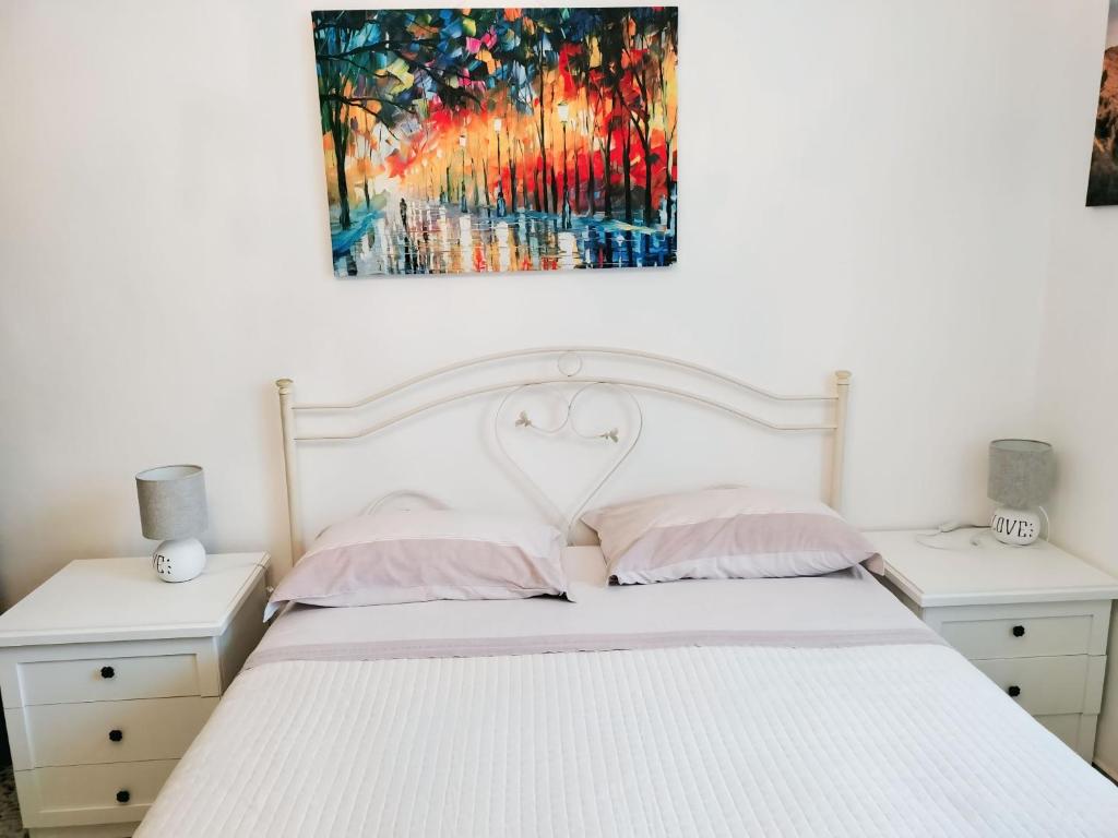 A bed or beds in a room at CASA MAFALDA - Rooms, friends and more - Affittacamere, Guest House