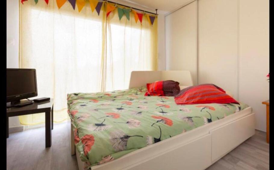 a bedroom with a bed and a desk and a television at Refuge des voyageurs - chambre suite et cuisine en rdc in Plouédern