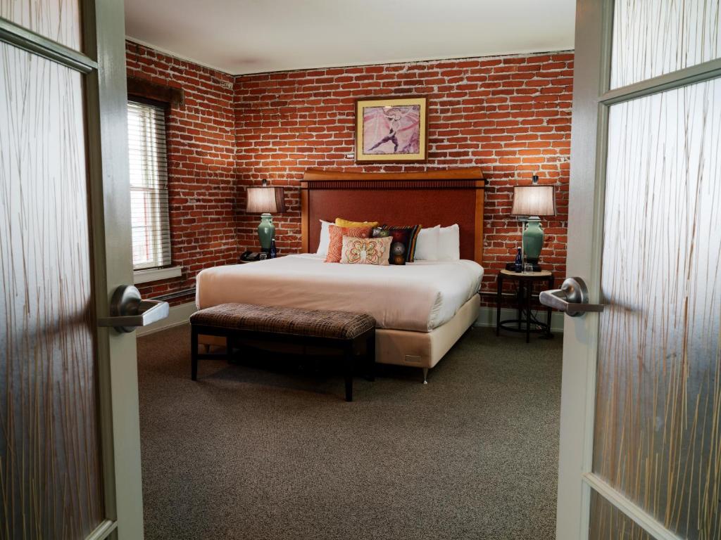 Lancaster Arts Hotel - 