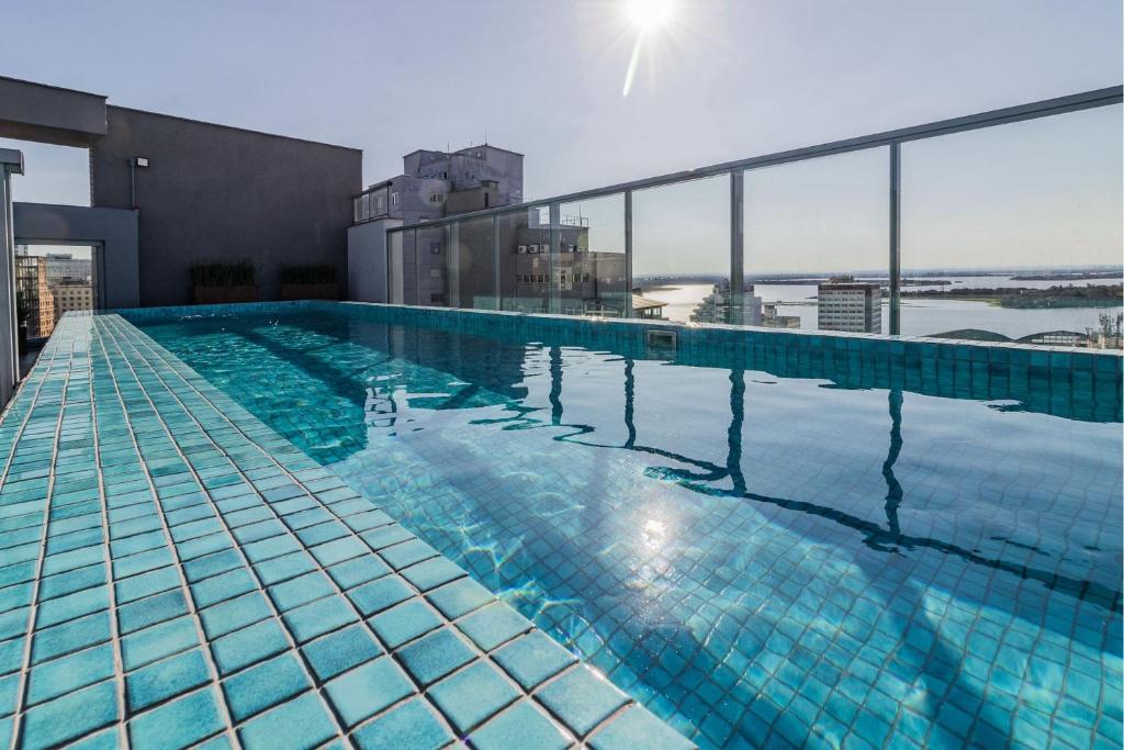 A piscina localizada em Town.Co Housi by My Way ou nos arredores