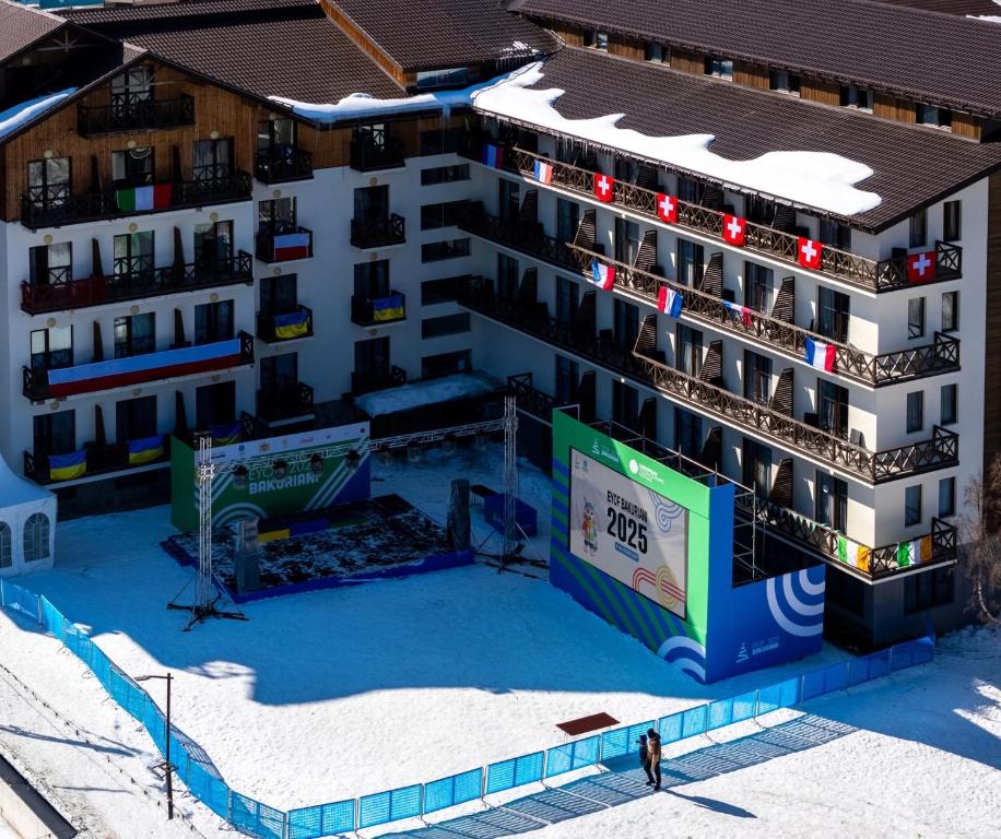 Bazén v ubytování Crystal Resort B304 LUX nebo v jeho okolí