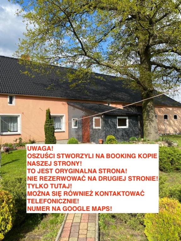znak przed domem z drzewem w obiekcie Agroturystyka u Jana w mieście Parowa