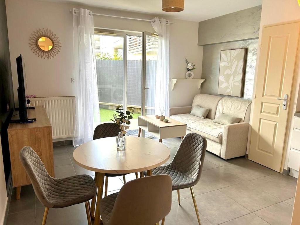 Photo de la galerie de l'établissement Charmant studio avec terrasse, à Six-Fours-les-Plages