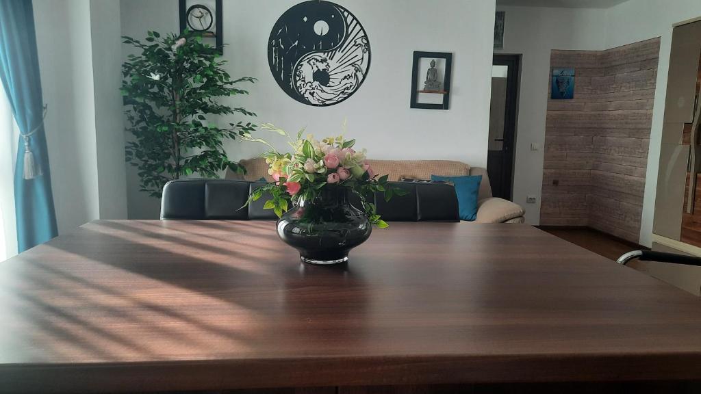 シビウにあるArmonia Sweet Sibiuの木製のテーブルに座る花瓶