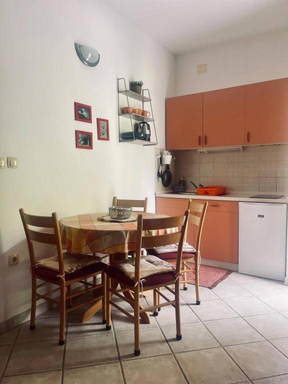Kuchyňa alebo kuchynka v ubytovaní Apartment in Podgora with sea view, terrace, air conditioning, WiFi 3812-3
