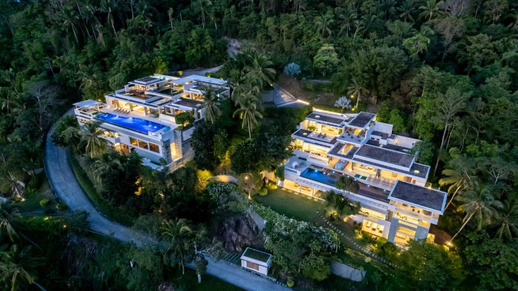 eine Luftaufnahme eines großen Hauses mit Lichtern in der Unterkunft Lime Samui 10: Perfect for Families and Events in Koh Samui 