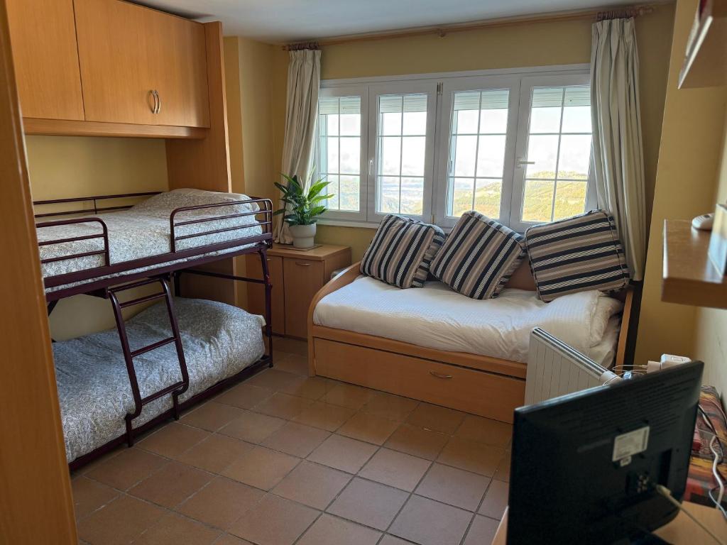 a small room with a bed and a window at Maribel Arttyco a pie de pista con Parking cubierto in Sierra Nevada