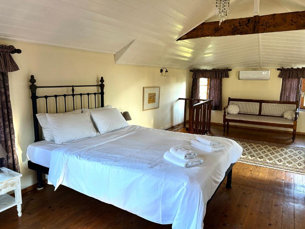 Postel nebo postele na pokoji v ubytování Loriet Hotel