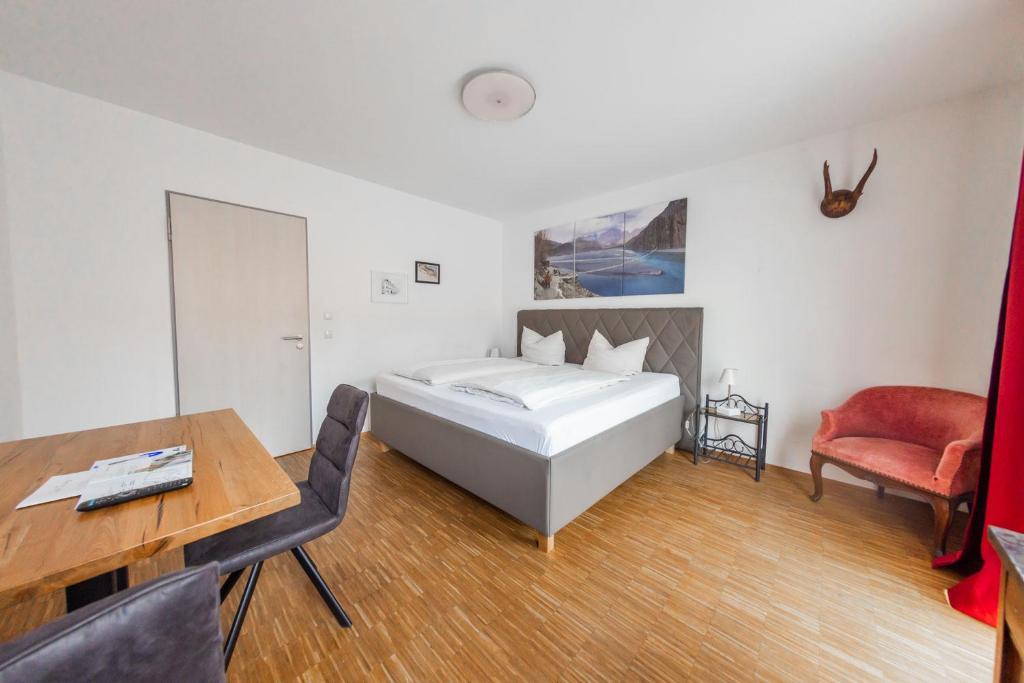 Postel nebo postele na pokoji v ubytování Hotel Freischütz