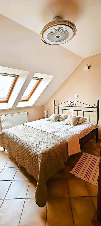 Posteľ alebo postele v izbe v ubytovaní Apartamenty Smętek
