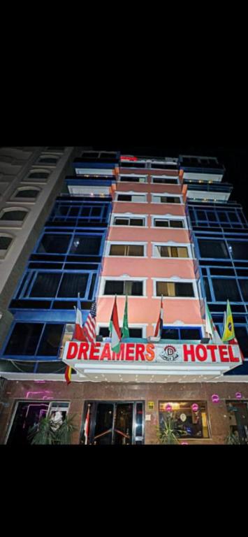 un edificio con un cartel de hotel de los soñadores en Dreamers Hotel, en Giza