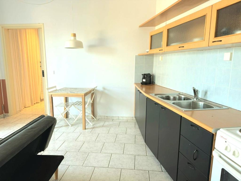 Kuchyň nebo kuchyňský kout v ubytování Kamari Apartments seafront