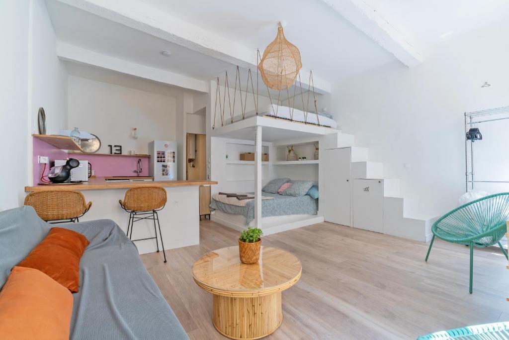 un salon avec un canapé et une table dans l'établissement Quartier historique, le Charme du Panier, à Marseille